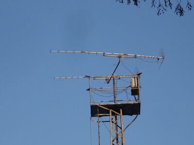 2016_11_29_Plau_100.JPG
Auf der Mastspitze befinden sich noch 2 unterschiedlich lange UHF-Yagis (VEB Antennenwerke Bad Blankenburg/Thüringen), einst für den Empfang vom Höhbeck (ZDF K21, NDR 3 K45), sowie für "Das Erste" aus Zernien, K43. I.d.R. wurden die Signale auf VHF-Kanäle umgesetzt, um die Leitungs- und Verteilverluste zu reduzieren.
Schlüsselwörter: Antennenturm Stahlgittermast DDR Gemeinschaftsantenne Plau am See UHF