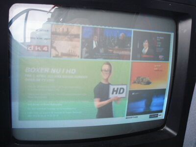 2012_04_12_PCH1_006.JPG
... wird jetzt auch für den neuen HD-Standard geworben. Dazu benötigen die Zuschauer allerdings DVB-T2-fähige Geräte.
Schlüsselwörter: TV Tropo Überreichweite DVB-T DTT digital Boxer Mux 4 Boxers Infokanal Werbung advertise HD Abo subscription