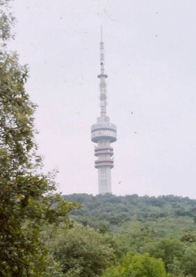 Fernsehturm Pecs - Misina-tető (HNG), Juli/August 1984
Fernsehturm "Pécs - Misina-tető" im Mecsek-Gebirge nördlich von Pécs (Fünfkirchen), Provinz Baranya, im Süden Ungarns. Aufnahme vom Sommer 1984. Zumindestens damals gab es eine öffentliche Aussichtsplattform auf dem Turm.
Schlüsselwörter: Pecs Misina tetö Ungarn HNG TV tower Fernsehturm Sommer 1984