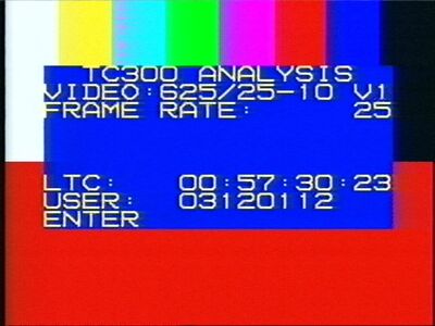 2012_01_12: Astra 19,2°E, 11421 MHZ H, Px: ".1."
Testbild im "BetaDigital"-Transponder auf Astra 19,2°E, 11421 MHz, H, 22000 MBit/s unter der Programmkennung ".1." (aufgenommen am 12.01.2012, 00:57 MEZ (11.01.2012, 23:57h UTC). Es ist ein animiertes Testbild, die Uhrzeit läuft mit 1/25s-Zählung (in MEZ), ebenso die Interlace-Angabe o.r. (wechselt mit jedem Frame zwischen "V1" und "V2" - Bedeutung?)

Hinweis: Bei diesem Screenshot wurde das AV-Ausgangssignal des DVB-S-Rx durch einen PAL->SECAM-Converter geschickt (für den RFT Colormat ;-) )
Schlüsselwörter: TV Satellit satellite digital DVB-S Testbild testcard monoskop Uhrzeit
